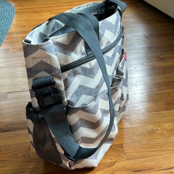 SkipHop crossbody diaper bag or travel bag. Gray and cream chevron design in EUC - Picture 6 of 8